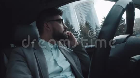 活跃而现代的成功人士坐在驾驶座车上视频的预览图