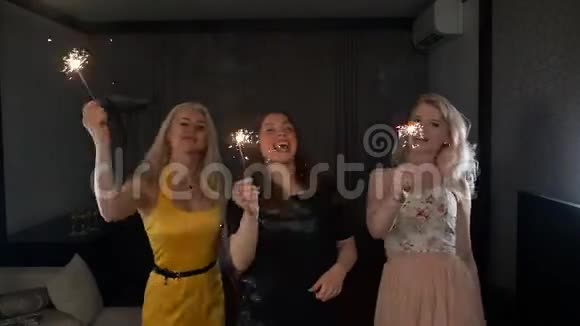 三位女士高兴地和火花舞在一起视频的预览图