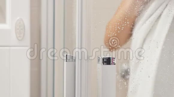 穿毛巾的女人走出淋浴房视频的预览图