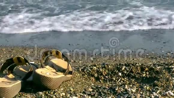 靠近海边的拖鞋视频的预览图