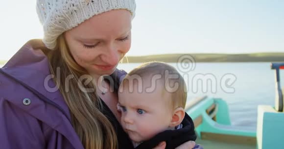 母亲带着孩子乘4k号摩托艇旅行视频的预览图