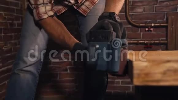一名工人拿着一台木制品磨床近距离拍摄视频的预览图