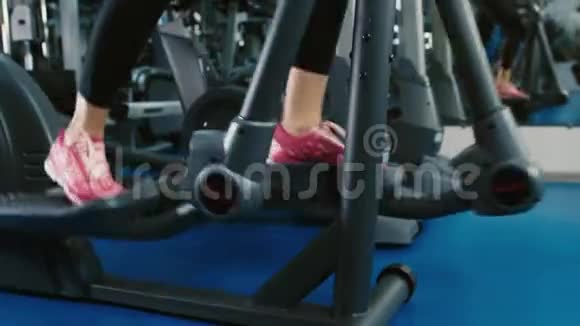 在健身房训练椭圆教练脚视频的预览图