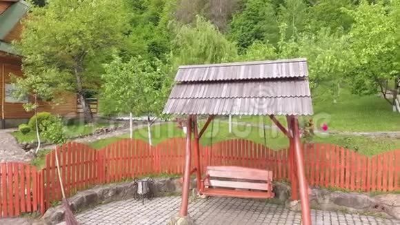 木制悬挂式秋千视频的预览图