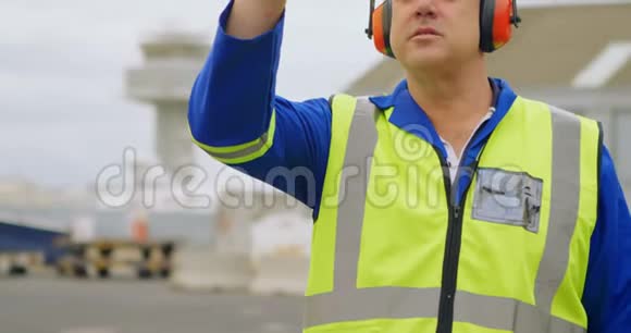 男工程师在机场打手势视频的预览图