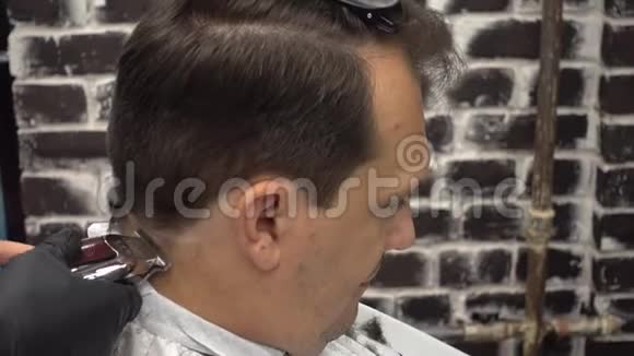 中年男子理发店理发视频的预览图