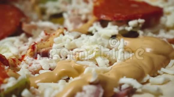厨师的特写把意大利腊肠放在披萨上框架专业厨师在传统意大利披萨上放一片意大利腊肠视频的预览图