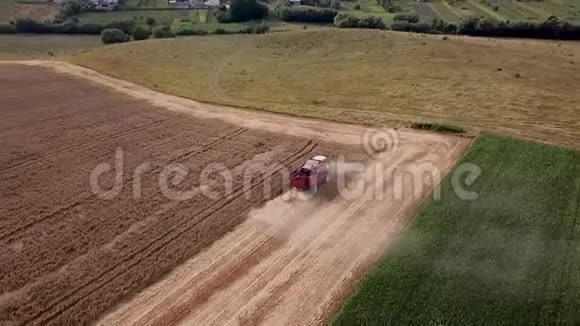 现代红色结合收割小麦的空中景观视频的预览图
