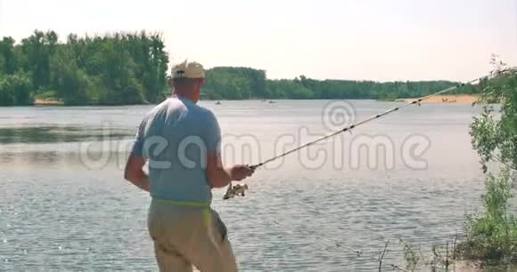 海员把一个渔具扔进水里视频的预览图