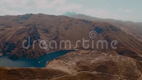 秘鲁山区美丽的泻湖空中视频视频的预览图