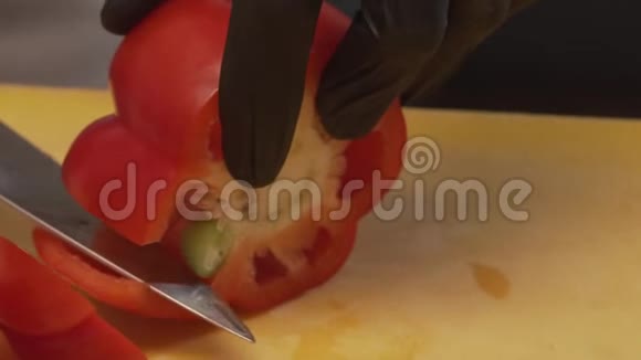 厨师切下红钟椒的核心视频的预览图