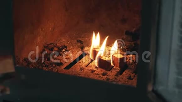 人在桑拿中点燃炉子在桑拿中点燃木头炉子视频的预览图