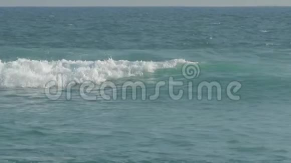 海水在沙滩上缓慢地流动带着蔚蓝的波浪视频的预览图