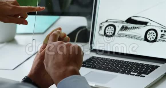 汽车设计师在办公室讨论玻璃数码平板电脑视频的预览图