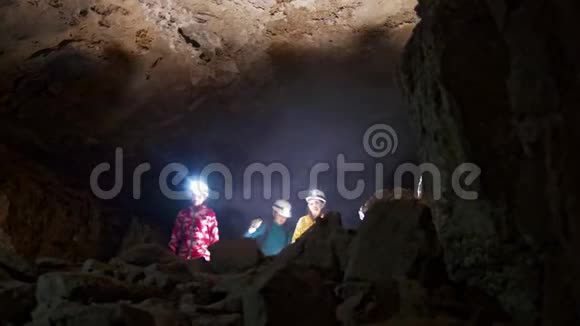孩子们参观洞穴中的矿物视频的预览图