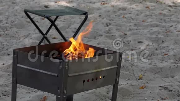 海滩上有火烧烤架视频的预览图