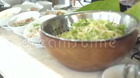 在所有的度假酒店餐厅厨师把食物放在碗里吃自助餐餐厅食物视频的预览图