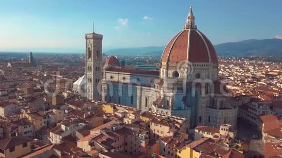 意大利佛罗伦萨城市景观的空中全景圣母玛利亚教堂视频的预览图
