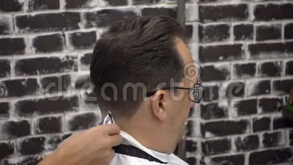 中年男子理发店理发视频的预览图