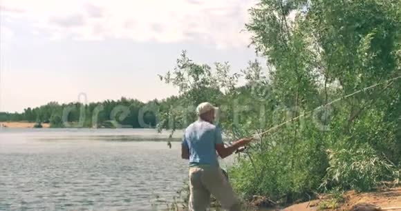 渔夫把一个渔具扔进水里视频的预览图