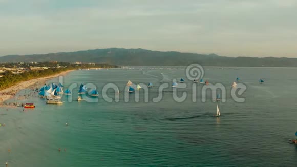 晚上在长滩岛上的蓝色帆船视频的预览图