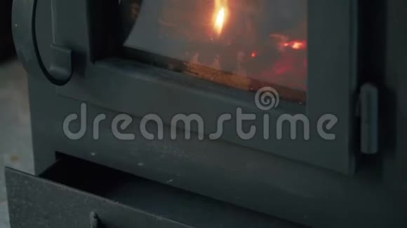 男人在桑拿浴室点燃炉子在桑拿浴室点燃木炉视频的预览图