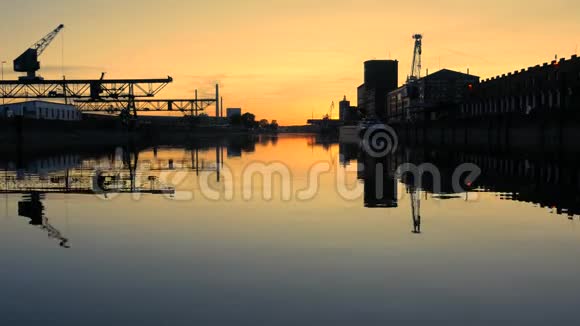 德国卡尔斯鲁厄莱茵河港口浪漫美丽的日落视频的预览图
