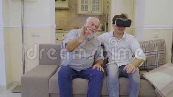 祖父在他的孙子测试虚拟现实眼镜时表示同意视频的预览图