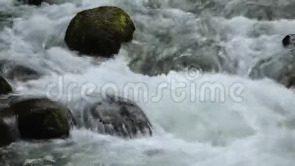 高加索山上的快速岩石溪流皮划艇和极限运动视频的预览图