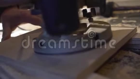 一个男人在木工车间里磨木工A一个木匠在用铣床做呼吸器视频的预览图