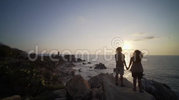 年轻夫妇待在悬崖上视频的预览图