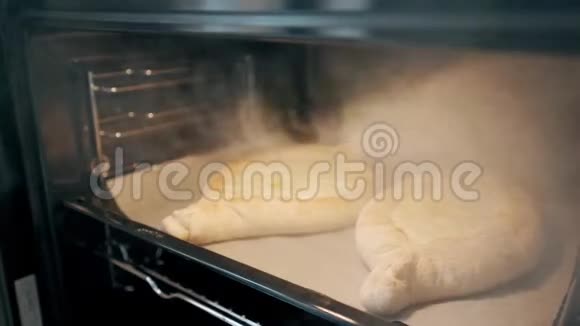 Khachapuri在烤箱烹饪烹饪食谱概念4K视频的预览图