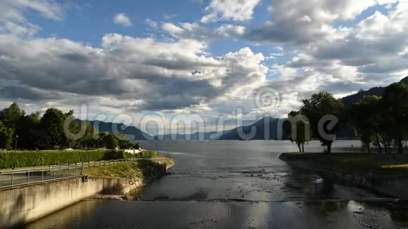 意大利马吉奥尔湖的时间在日落时分多云的蓝天视频的预览图