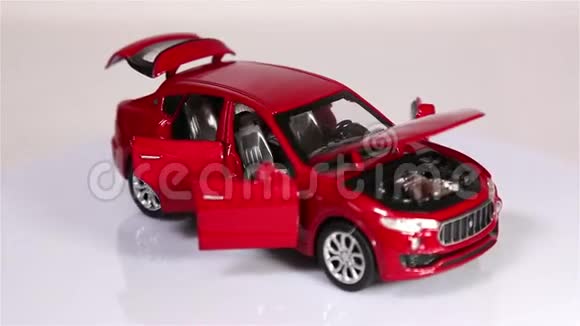 红色模型跑车与打开的门和引擎盖是旋转隔离在白色背景视频的预览图