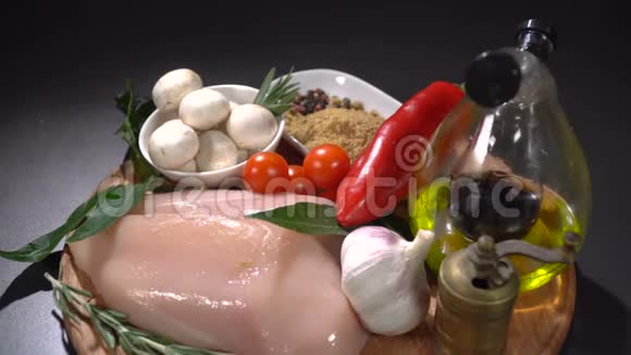 鸡肉里脊配蔬菜和香料视频的预览图