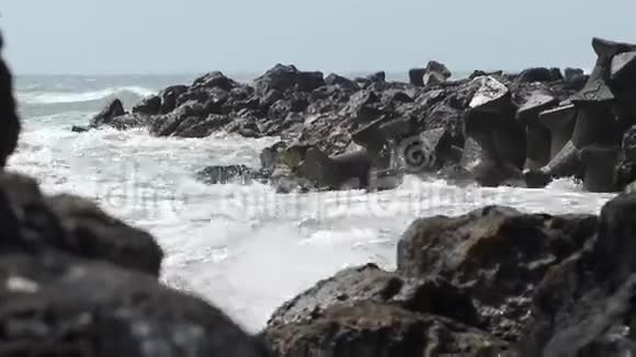 大浪冲击岩石视频的预览图