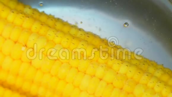 沸水中的玉米粒视频的预览图