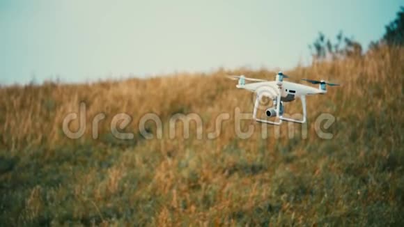 在麦田上空盘旋的无人机视频的预览图