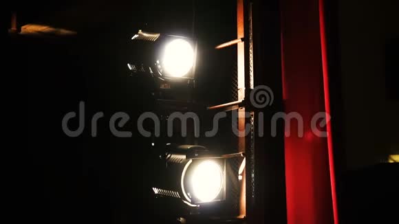 老式剧院红幕上的聚光灯视频的预览图