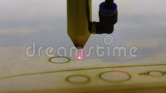 激光数控机床制造木制零件的过程用数控机床从树上切割一个零件红色视频的预览图