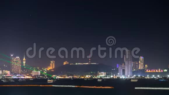 在泰国曼谷附近的新年晚会前芭堤雅在芭堤雅海滩附近举行激光表演并在夜间举行芭堤雅标志视频的预览图
