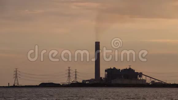发电厂昼夜不停为工业海洋或海洋发电并在太阳下从发电厂排放视频的预览图