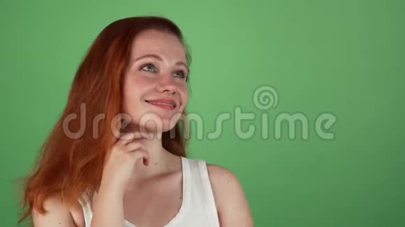 美丽的红发女人在做梦望着远方视频的预览图