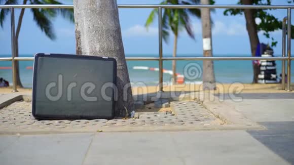 电视站在海滩上海边的电视展台视频的预览图