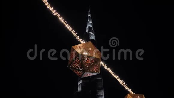 迪拜阿联酋2018年5月15日BurjKhalifa塔的背景灯笼和格兰德视频的预览图