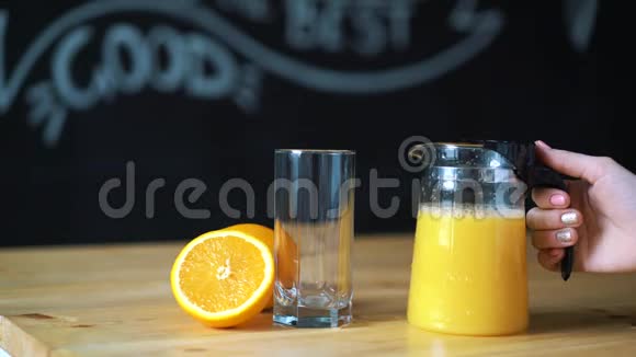 用透明的玻璃在木桌上倒橙汁是橘子视频的预览图