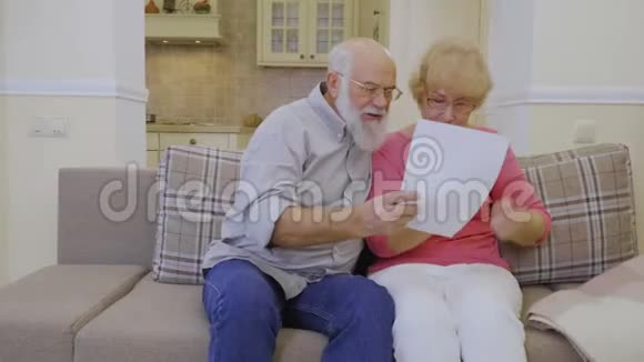老人因房租太高与妻子吵架视频的预览图