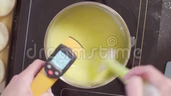一只手拿着红外温度计的糖果和柠檬豆腐视频的预览图