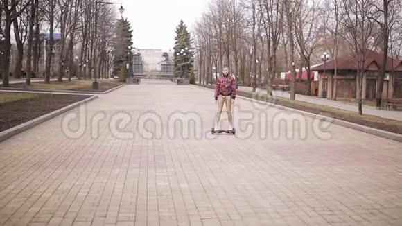 悲伤的女孩在空荡荡的公园里骑着一辆电子滑板车视频的预览图
