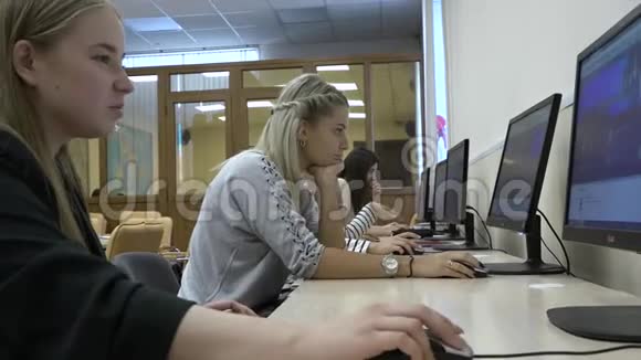 教室里一群学生使用计算机视频的预览图